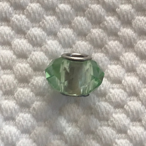 Sparkling Novobeads light green prism glass bead. - Picture 2 of 5